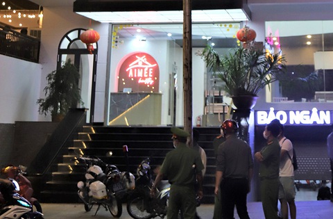 Hỗn chiến, 2 người của thẩm mỹ viện bị đánh trọng thương - Ảnh 1. Hỗn chiến, 2 người của thẩm mỹ viện bị đánh trọng thương - Ảnh 1.