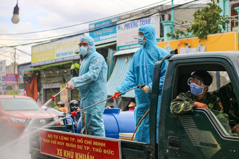 Cận cảnh quân đội phun hóa chất khử khuẩn tại TP Thủ Đức - Ảnh 7. Cận cảnh quân đội phun hóa chất khử khuẩn tại TP Thủ Đức - Ảnh 7.