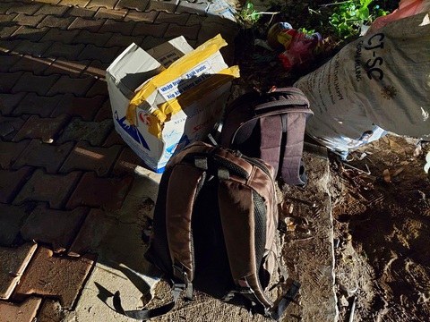 Kiểm tra một căn nhà cấp 4, bất ngờ phát hiện nhiều súng, lựu đạn và hơn 10kg ma túy - Ảnh 2. Kiểm tra một căn nhà cấp 4, bất ngờ phát hiện nhiều súng, lựu đạn và hơn 10kg ma túy - Ảnh 2.