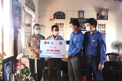 Trao sổ tiết kiệm cho thân nhân hai nam sinh dũng cảm cứu bạn đuối nước - Ảnh 1. Trao sổ tiết kiệm cho thân nhân hai nam sinh dũng cảm cứu bạn đuối nước - Ảnh 1.