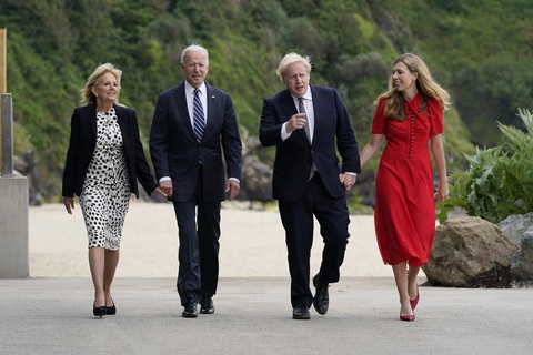Vợ chồng ông Biden tặng xe đạp, mang tình yêu tới Anh - Ảnh 1. Vợ chồng ông Biden tặng xe đạp, mang tình yêu tới Anh - Ảnh 1.