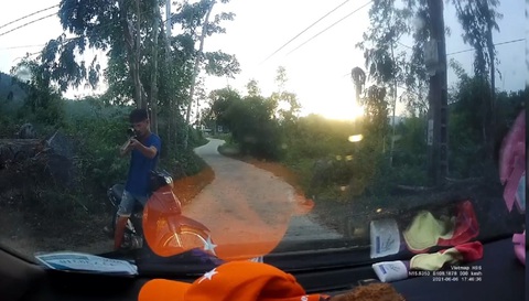 Người đàn ông ôm súng tự chế nhắm bắn ôtô người đi đường - Ảnh 1. Người đàn ông ôm súng tự chế nhắm bắn ôtô người đi đường - Ảnh 1.