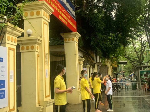 Sáng 12-6, thí sinh Hà Nội làm bài thi ngữ văn, ngoại ngữ, xem lời giải trên Tuổi Trẻ Online - Ảnh 3. Sáng 12-6, thí sinh Hà Nội làm bài thi ngữ văn, ngoại ngữ, xem lời giải trên Tuổi Trẻ Online - Ảnh 3.