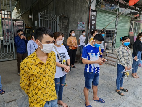 Công nhân Bắc Giang sốt ruột chờ về quê - Ảnh 2. Công nhân Bắc Giang sốt ruột chờ về quê - Ảnh 2.