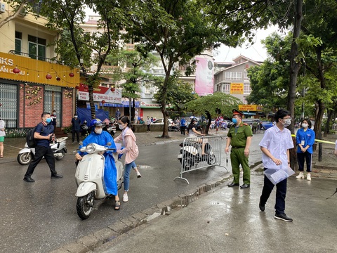Sáng 12-6, thí sinh Hà Nội làm bài thi ngữ văn, ngoại ngữ, xem lời giải trên Tuổi Trẻ Online - Ảnh 2. Sáng 12-6, thí sinh Hà Nội làm bài thi ngữ văn, ngoại ngữ, xem lời giải trên Tuổi Trẻ Online - Ảnh 2.