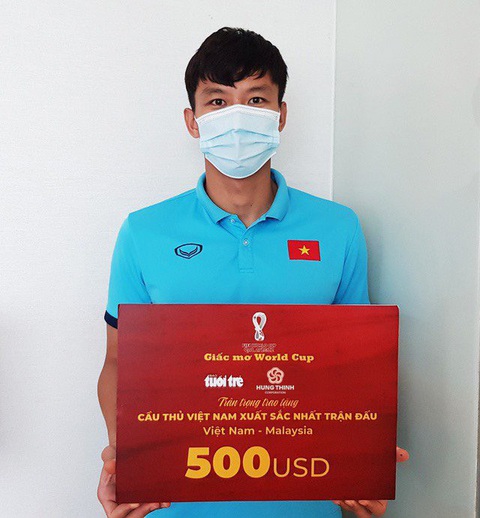 Trao danh hiệu cầu thủ xuất sắc nhất trận đấu Việt Nam - Malaysia cho Quế Ngọc Hải tại UAE - Ảnh 1. Trao danh hiệu cầu thủ xuất sắc nhất trận đấu Việt Nam - Malaysia cho Quế Ngọc Hải tại UAE - Ảnh 1.