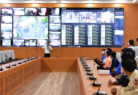 Chủ tịch Thừa Thiên Huế mặc áo dài dẫn học sinh tham quan trụ sở - Ảnh 3. Chủ tịch Thừa Thiên Huế mặc áo dài dẫn học sinh tham quan trụ sở - Ảnh 3.