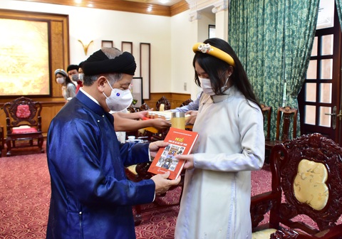 Chủ tịch Thừa Thiên Huế mặc áo dài dẫn học sinh tham quan trụ sở - Ảnh 2. Chủ tịch Thừa Thiên Huế mặc áo dài dẫn học sinh tham quan trụ sở - Ảnh 2.