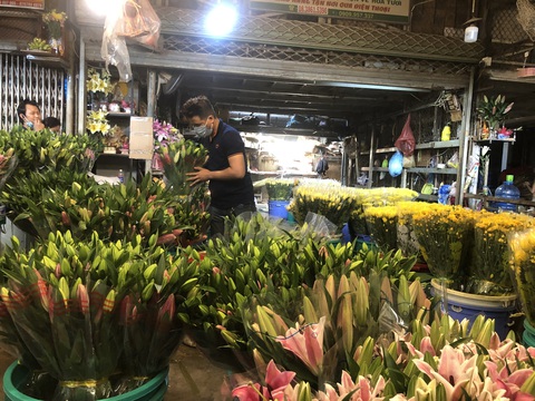 Cúc, ly, lay ơn… xuống nhiều, chợ hoa Đầm Sen nhộn nhịp ngày đầu mở cửa - Ảnh 2. Cúc, ly, lay ơn… xuống nhiều, chợ hoa Đầm Sen nhộn nhịp ngày đầu mở cửa - Ảnh 2.