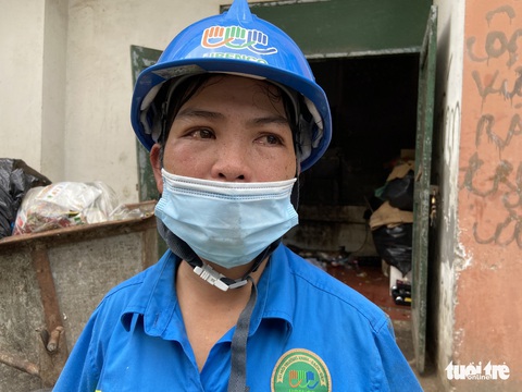Trụ sở công ty nợ lương ‘không bóng người’, công nhân môi trường khóc nghẹn - Ảnh 3. Trụ sở công ty nợ lương ‘không bóng người’, công nhân môi trường khóc nghẹn - Ảnh 3.