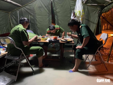 Hà Tĩnh mưa lớn do bão số 2, tuyến đầu chống dịch đội mưa trực chốt - Ảnh 1. Hà Tĩnh mưa lớn do bão số 2, tuyến đầu chống dịch đội mưa trực chốt - Ảnh 1.