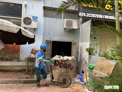 Trụ sở công ty nợ lương ‘không bóng người’, công nhân môi trường khóc nghẹn - Ảnh 8. Trụ sở công ty nợ lương ‘không bóng người’, công nhân môi trường khóc nghẹn - Ảnh 8.