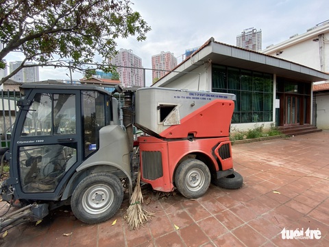 Trụ sở công ty nợ lương ‘không bóng người’, công nhân môi trường khóc nghẹn - Ảnh 2. Trụ sở công ty nợ lương ‘không bóng người’, công nhân môi trường khóc nghẹn - Ảnh 2.