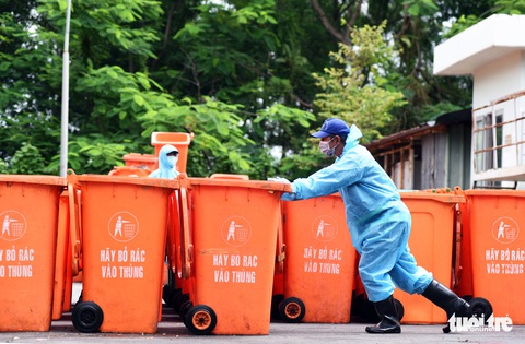 Công nhân vận chuyển rác thải y tế - những chiến sĩ chống dịch thầm lặng - Ảnh 12. Công nhân vận chuyển rác thải y tế - những chiến sĩ chống dịch thầm lặng - Ảnh 12.