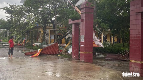 Lốc xoáy, hàng loạt nhà cửa tại Thái Bình tốc mái, cấp tốc ứng phó bão trước 18h chiều nay - Ảnh 1. Lốc xoáy, hàng loạt nhà cửa tại Thái Bình tốc mái, cấp tốc ứng phó bão trước 18h chiều nay - Ảnh 1.