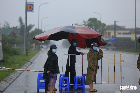 Hà Tĩnh mưa lớn do bão số 2, tuyến đầu chống dịch đội mưa trực chốt - Ảnh 3. Hà Tĩnh mưa lớn do bão số 2, tuyến đầu chống dịch đội mưa trực chốt - Ảnh 3.