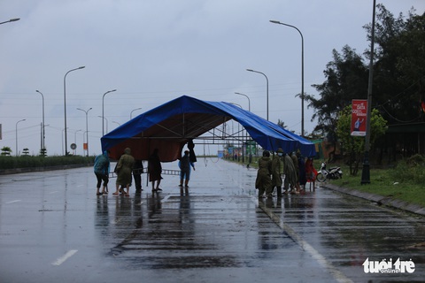 Hà Tĩnh mưa lớn do bão số 2, tuyến đầu chống dịch đội mưa trực chốt - Ảnh 5. Hà Tĩnh mưa lớn do bão số 2, tuyến đầu chống dịch đội mưa trực chốt - Ảnh 5.