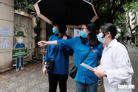 Sĩ tử Hà Nội đội mưa bước vào kỳ thi vào lớp 10 - Ảnh 5. Sĩ tử Hà Nội đội mưa bước vào kỳ thi vào lớp 10 - Ảnh 5.