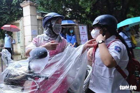 Sĩ tử Hà Nội đội mưa bước vào kỳ thi vào lớp 10 - Ảnh 3. Sĩ tử Hà Nội đội mưa bước vào kỳ thi vào lớp 10 - Ảnh 3.
