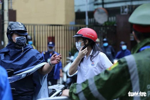 Sĩ tử Hà Nội đội mưa bước vào kỳ thi vào lớp 10 - Ảnh 1. Sĩ tử Hà Nội đội mưa bước vào kỳ thi vào lớp 10 - Ảnh 1.
