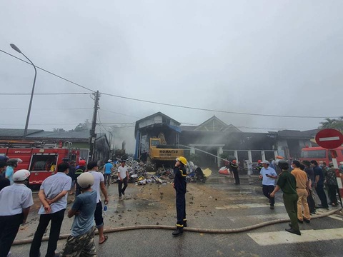 Cháy lớn kho phế liệu trong khu dân cư, di dời khẩn cấp hàng trăm người dân - Ảnh 2. Cháy lớn kho phế liệu trong khu dân cư, di dời khẩn cấp hàng trăm người dân - Ảnh 2.