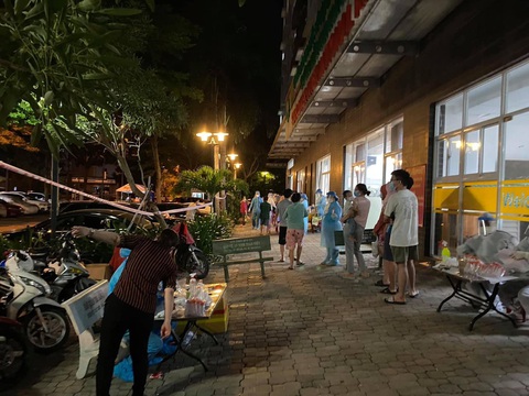Tất bật lấy mẫu xét nghiệm cho 7.600 người dân chung cư Ehome 3 - Ảnh 2. Tất bật lấy mẫu xét nghiệm cho 7.600 người dân chung cư Ehome 3 - Ảnh 2.