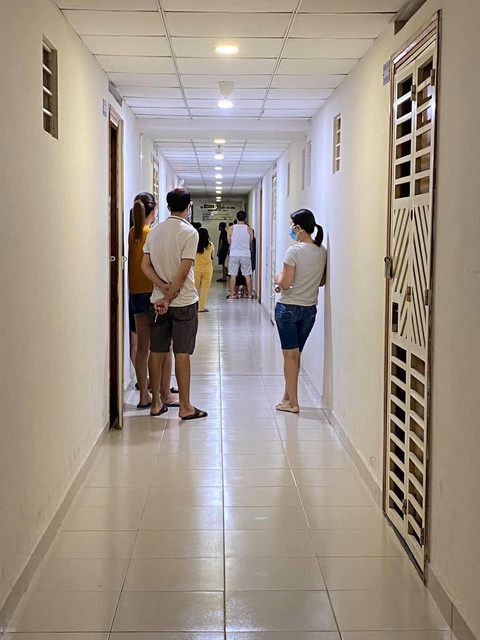 Tất bật lấy mẫu xét nghiệm cho 7.600 người dân chung cư Ehome 3 - Ảnh 3. Tất bật lấy mẫu xét nghiệm cho 7.600 người dân chung cư Ehome 3 - Ảnh 3.