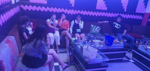 Bất chấp lệnh cấm, quán karaoke vẫn mở cho khách hát, sử dụng ma túy - Ảnh 1. Bất chấp lệnh cấm, quán karaoke vẫn mở cho khách hát, sử dụng ma túy - Ảnh 1.