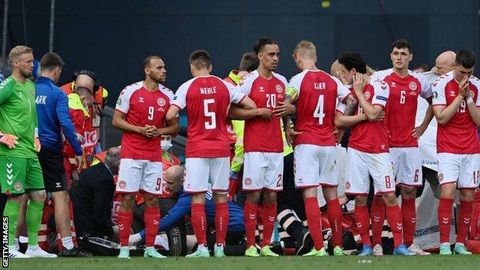 Thế giới ca ngợi đội trưởng Đan Mạch Simon Kjaer là người hùng cứu mạng Eriksen - Ảnh 2. Thế giới ca ngợi đội trưởng Đan Mạch Simon Kjaer là người hùng cứu mạng Eriksen - Ảnh 2.