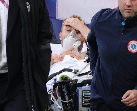 Eriksen mở mắt khi rời sân, UEFA xác nhận cầu thủ này đã ổn định - Ảnh 4. Eriksen mở mắt khi rời sân, UEFA xác nhận cầu thủ này đã ổn định - Ảnh 4.