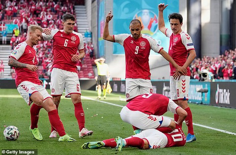 Thế giới ca ngợi đội trưởng Đan Mạch Simon Kjaer là người hùng cứu mạng Eriksen - Ảnh 1. Thế giới ca ngợi đội trưởng Đan Mạch Simon Kjaer là người hùng cứu mạng Eriksen - Ảnh 1.