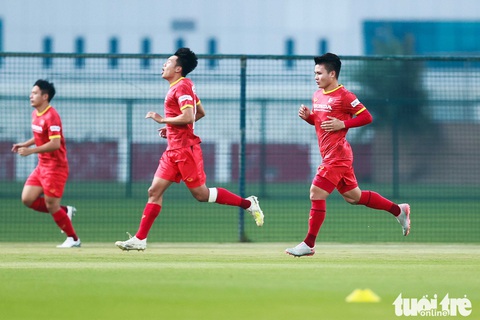 HLV Park Hang Seo ngã sõng soài khi chơi “đá ma” cùng Văn Toàn, Văn Thanh - Ảnh 3. HLV Park Hang Seo ngã sõng soài khi chơi “đá ma” cùng Văn Toàn, Văn Thanh - Ảnh 3.