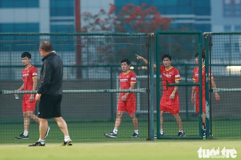 HLV Park Hang Seo ngã sõng soài khi chơi “đá ma” cùng Văn Toàn, Văn Thanh - Ảnh 4. HLV Park Hang Seo ngã sõng soài khi chơi “đá ma” cùng Văn Toàn, Văn Thanh - Ảnh 4.
