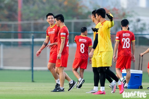 HLV Park Hang Seo ngã sõng soài khi chơi “đá ma” cùng Văn Toàn, Văn Thanh - Ảnh 5. HLV Park Hang Seo ngã sõng soài khi chơi “đá ma” cùng Văn Toàn, Văn Thanh - Ảnh 5.