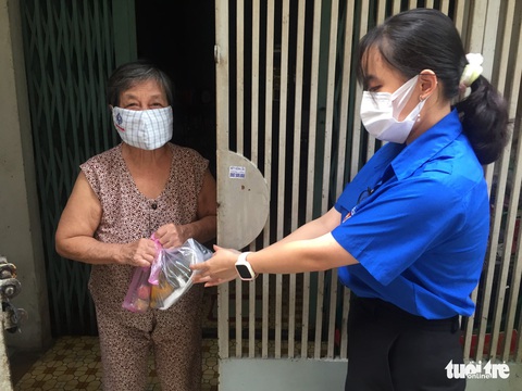 Nghệ sĩ, nhóm thiện nguyện hăng hái chi viện cho các điểm phòng chống dịch - Ảnh 6. Nghệ sĩ, nhóm thiện nguyện hăng hái chi viện cho các điểm phòng chống dịch - Ảnh 6.