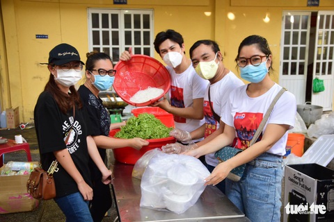 Nghệ sĩ, nhóm thiện nguyện hăng hái chi viện cho các điểm phòng chống dịch - Ảnh 8. Nghệ sĩ, nhóm thiện nguyện hăng hái chi viện cho các điểm phòng chống dịch - Ảnh 8.