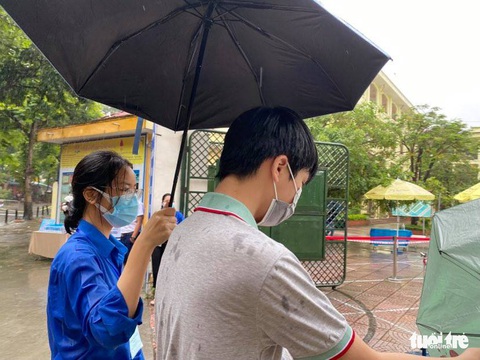 Những cái ôm khích lệ sĩ tử trong ngày mưa bão - Ảnh 6. Những cái ôm khích lệ sĩ tử trong ngày mưa bão - Ảnh 6.