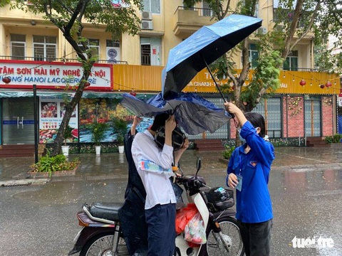 Những cái ôm khích lệ sĩ tử trong ngày mưa bão - Ảnh 5. Những cái ôm khích lệ sĩ tử trong ngày mưa bão - Ảnh 5.