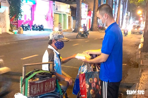 Nghệ sĩ, nhóm thiện nguyện hăng hái chi viện cho các điểm phòng chống dịch - Ảnh 3. Nghệ sĩ, nhóm thiện nguyện hăng hái chi viện cho các điểm phòng chống dịch - Ảnh 3.
