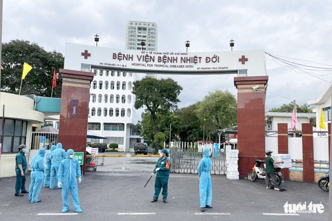 Quân đội điều xe chuyên dụng phun khử khuẩn Bệnh viện Bệnh nhiệt đới TP.HCM - Ảnh 5. Quân đội điều xe chuyên dụng phun khử khuẩn Bệnh viện Bệnh nhiệt đới TP.HCM - Ảnh 5.