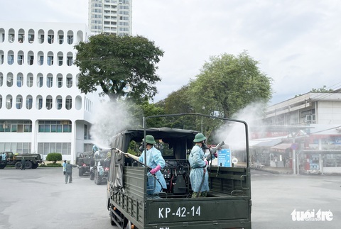 Quân đội điều xe chuyên dụng phun khử khuẩn Bệnh viện Bệnh nhiệt đới TP.HCM - Ảnh 7. Quân đội điều xe chuyên dụng phun khử khuẩn Bệnh viện Bệnh nhiệt đới TP.HCM - Ảnh 7.