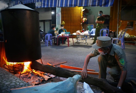 Ấm lòng nồi bánh tét ngày đêm đỏ lửa ở khu phong tỏa - Ảnh 3. Ấm lòng nồi bánh tét ngày đêm đỏ lửa ở khu phong tỏa - Ảnh 3.