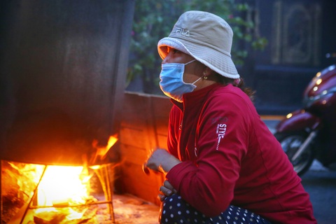 Ấm lòng nồi bánh tét ngày đêm đỏ lửa ở khu phong tỏa - Ảnh 4. Ấm lòng nồi bánh tét ngày đêm đỏ lửa ở khu phong tỏa - Ảnh 4.
