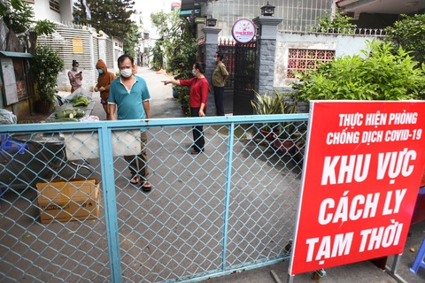 Ấm lòng nồi bánh tét ngày đêm đỏ lửa ở khu phong tỏa - Ảnh 7. Ấm lòng nồi bánh tét ngày đêm đỏ lửa ở khu phong tỏa - Ảnh 7.