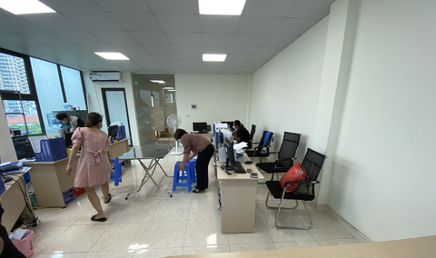 Trụ sở công ty nợ lương ‘không bóng người’, công nhân môi trường khóc nghẹn - Ảnh 4. Trụ sở công ty nợ lương ‘không bóng người’, công nhân môi trường khóc nghẹn - Ảnh 4.