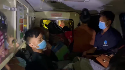 Xe cứu thương nhồi nhét 12 người từ Bắc Ninh về Sơn La để né chốt kiểm dịch - Ảnh 1. Xe cứu thương nhồi nhét 12 người từ Bắc Ninh về Sơn La để né chốt kiểm dịch - Ảnh 1.