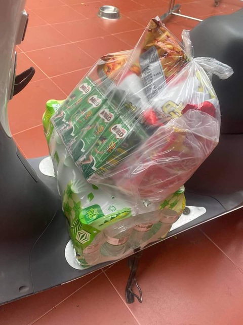 Thương bác thợ xây cách ly trong căn nhà xây dở, dân chung tay giúp đỡ - Ảnh 3. Thương bác thợ xây cách ly trong căn nhà xây dở, dân chung tay giúp đỡ - Ảnh 3.