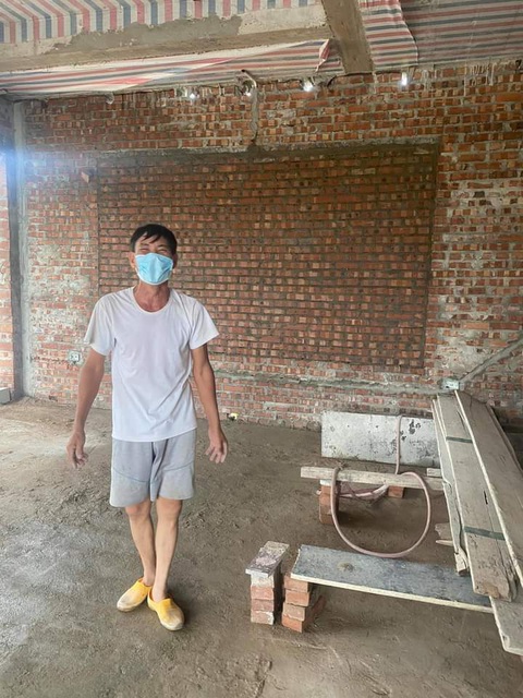 Thương bác thợ xây cách ly trong căn nhà xây dở, dân chung tay giúp đỡ - Ảnh 2. Thương bác thợ xây cách ly trong căn nhà xây dở, dân chung tay giúp đỡ - Ảnh 2.
