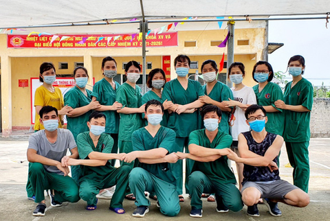 Những người tình nguyện đến Bắc Giang chưa hết dịch thì ta chưa về - Ảnh 1. Những người tình nguyện đến Bắc Giang chưa hết dịch thì ta chưa về - Ảnh 1.