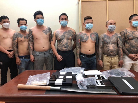 NÓNG: Hơn 100 cảnh sát bắt nhóm giang hồ điều hành cá độ 1.500 tỉ đồng - Ảnh 1. NÓNG: Hơn 100 cảnh sát bắt nhóm giang hồ điều hành cá độ 1.500 tỉ đồng - Ảnh 1.